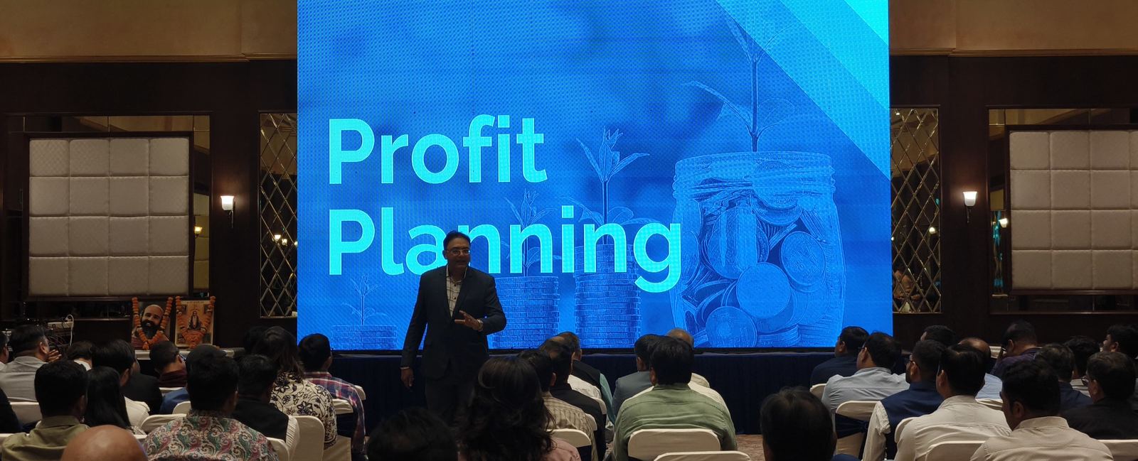 Parag Kakaiya presenting a Profit Planning session to a large audience of business owners