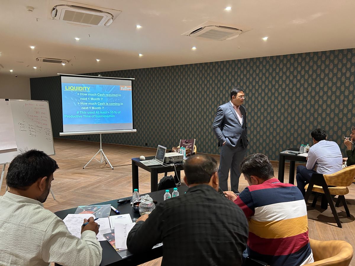 Parag Kakaiya explaining liquidity and monthly cash planning in a Business Expertz workshop
